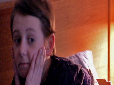 10-åring blir fortsatt matet av overbeskyttende mor