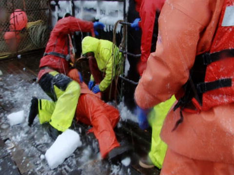 Livsfarlig fangst: Isen falder ned