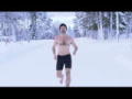Maratón en la nieve con pantalones cortos.