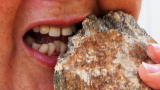 My Strange Addiction (Season 2): Noshing on Rocks